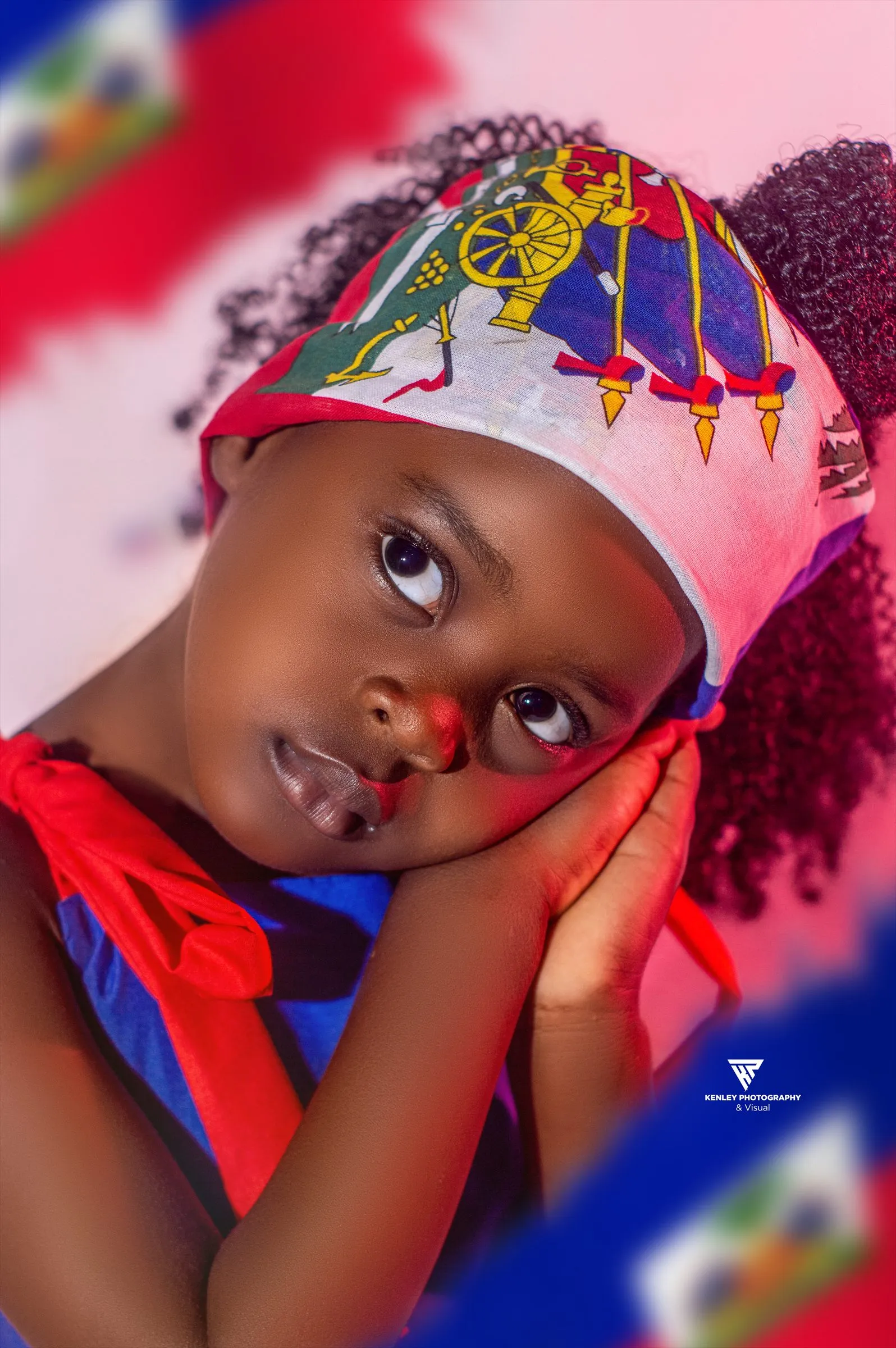Portrait d’une petite fille coiffée d’un foulard aux couleurs d’Haïti